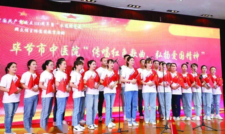 流浪狗中毒后被好心人抢救，灌水的效果真的太好了